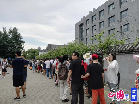 清华北大成旅游“朝圣地” 限客令让游客遗憾离去(图2) 清华北大成旅游“朝圣地” 限客令让游客遗憾离去(图2)