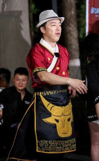 黄渤化身古蜀勇士 搭档夏雨演绎“蜀王赐神力”(图1) 黄渤化身古蜀勇士 搭档夏雨演绎“蜀王赐神力”(图1)