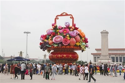国庆“大花篮”整体亮相 南边30米处合影最佳(图)(图1) 国庆“大花篮”整体亮相 南边30米处合影最佳(图)(图1)