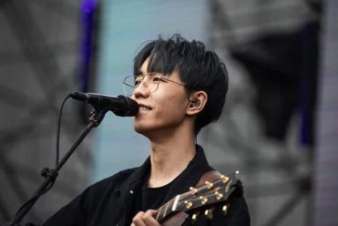 李宇春华晨宇炫动长江|红牛2018长江国际音乐节燃爆五一小长假 李宇春华晨宇炫动长江|红牛2018长江国际音乐节燃爆五一小长假(图2)