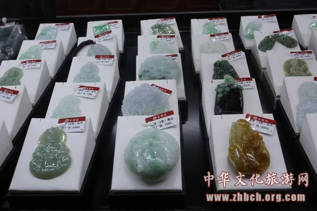 “玉见爱”翡翠和田玉公益展销活动在成都火热举办(图2) “玉见爱”翡翠和田玉公益展销活动在成都火热举办(图2)