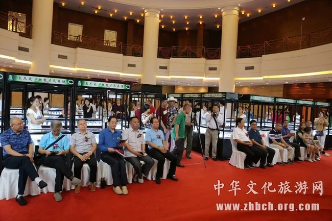 “玉见爱”翡翠和田玉公益展销活动在成都火热举办(图4) “玉见爱”翡翠和田玉公益展销活动在成都火热举办(图4)