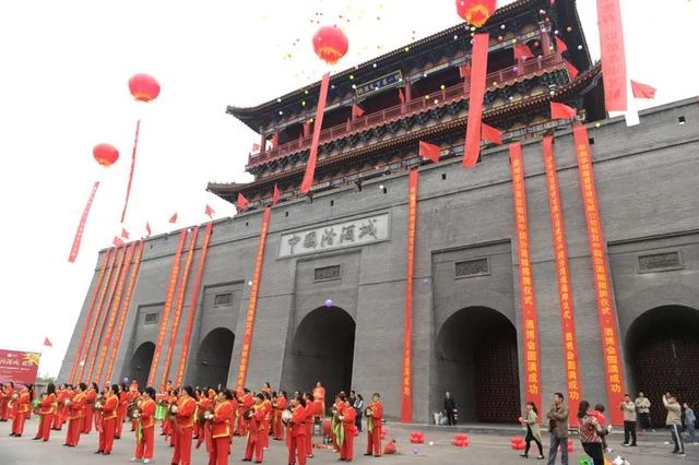 “中国汾酒城”揭牌仪式在山西汾阳杏花村举行(图2) “中国汾酒城”揭牌仪式在山西汾阳杏花村举行(图2)