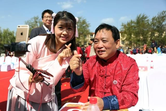 2018汾酒封藏大典在山西汾阳杏花村开幕(图3) 2018汾酒封藏大典在山西汾阳杏花村开幕(图3)