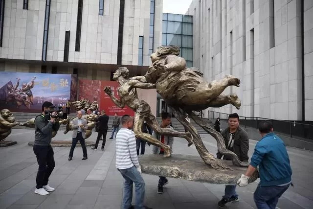 众艳亮相金陵——“一路欢歌——许鸿飞雕塑世界巡展·南京站”启幕(图21) 众艳亮相金陵——“一路欢歌——许鸿飞雕塑世界巡展·南京站”启幕(图21)