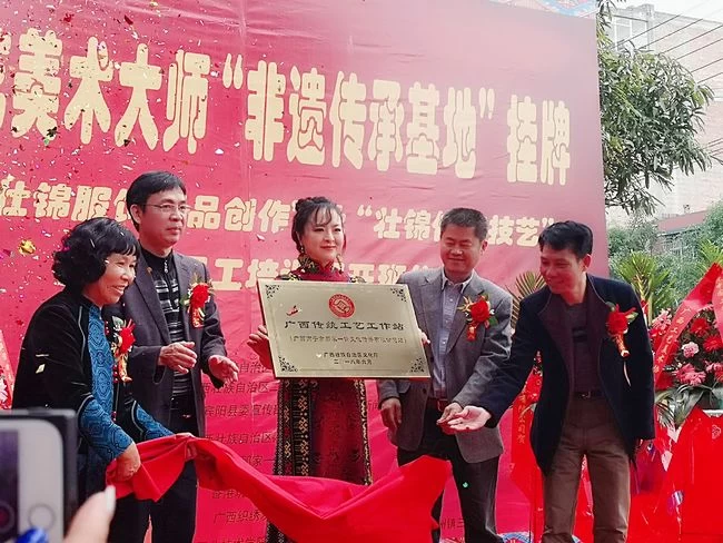 中国工艺美术大师谭湘光“非遗传承基地”挂牌(图1) 中国工艺美术大师谭湘光“非遗传承基地”挂牌(图1)