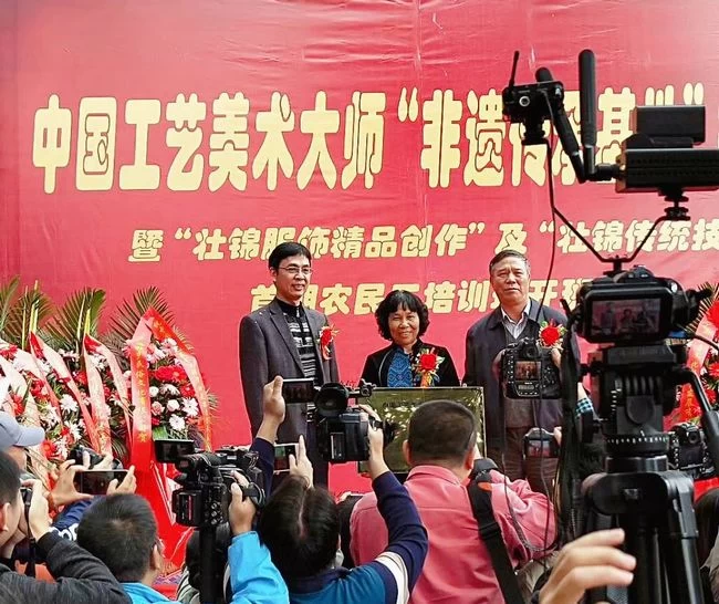 中国工艺美术大师谭湘光“非遗传承基地”挂牌(图3) 中国工艺美术大师谭湘光“非遗传承基地”挂牌(图3)