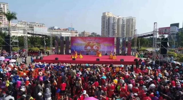 广西钦州千人广场舞庆大庆(图1) 广西钦州千人广场舞庆大庆(图1)