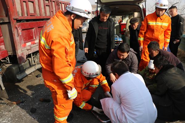 两车肇事，陕西佳县消防大队紧急救援被困人员(图2)