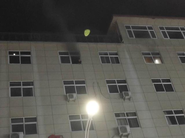 冬夜下的红色救援——陕西绥德消防中队紧急处置酒店起火(图2)
