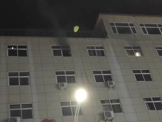 冬夜下的红色救援——陕西绥德消防中队紧急处置酒店起火(图2) 冬夜下的红色救援——陕西绥德消防中队紧急处置酒店起火(图2)
