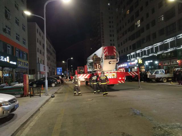 冬夜下的红色救援——陕西绥德消防中队紧急处置酒店起火(图1)