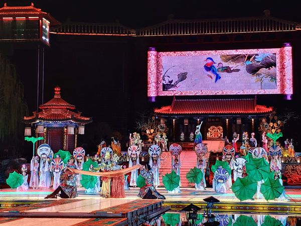 “文明旅游为文化陕西加分”西安启动 2019版实景历史舞剧《长恨歌》首演(图2) “文明旅游为文化陕西加分”西安启动 2019版实景历史舞剧《长恨歌》首演(图2)