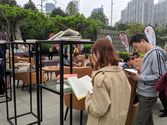 西安民营单位搭建露天书吧开展读书周活动(图2) 西安民营单位搭建露天书吧开展读书周活动(图2)