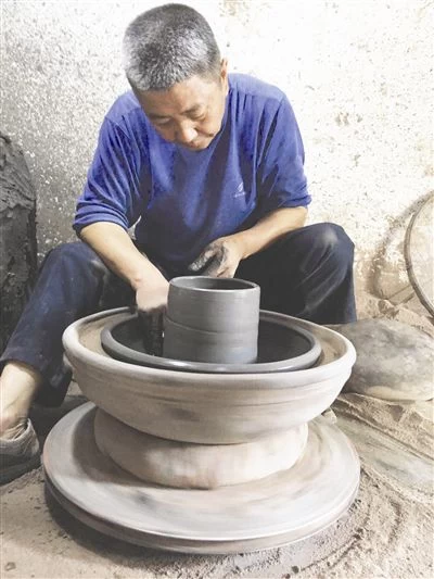 宜宾非遗传承人靠做古法土火锅年入30万元(图2) 宜宾非遗传承人靠做古法土火锅年入30万元(图2)