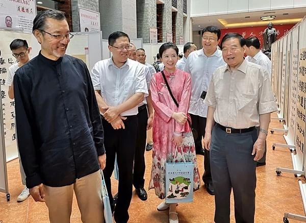 第三届"全球华人少年书法大会"百强作品巡回展(肇庆站)开幕(图2) 第三届"全球华人少年书法大会"百强作品巡回展(肇庆站)开幕(图2)