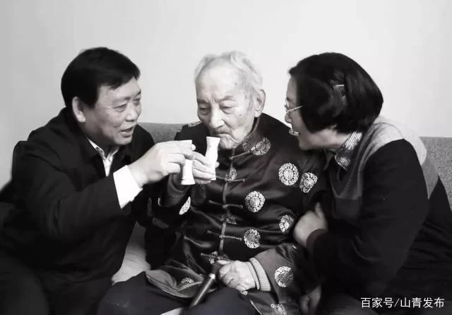 李秋喜撰文追忆:秦老与汾酒的“百年之缘”(图2) 李秋喜撰文追忆:秦老与汾酒的“百年之缘”(图2)
