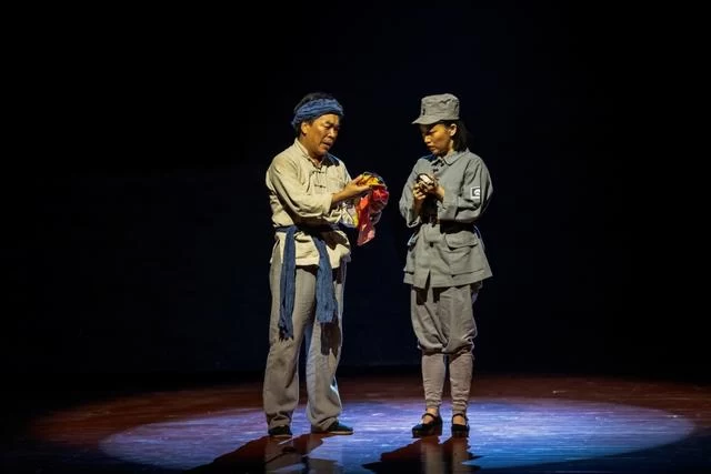 小人物,大情怀——广西方言话剧《父亲的革命生涯》首演(图2) 小人物,大情怀——广西方言话剧《父亲的革命生涯》首演(图2)