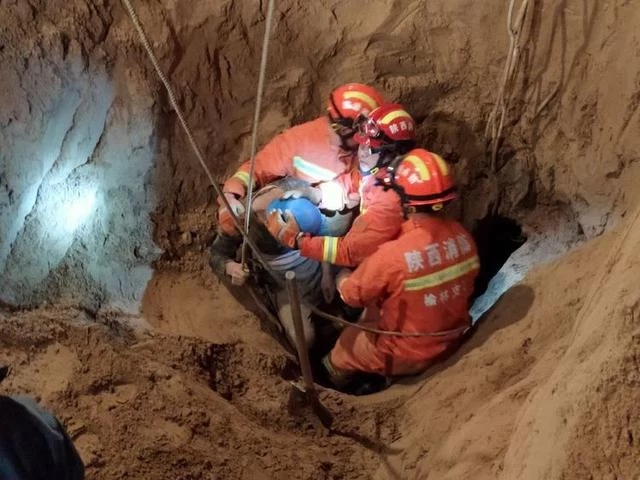 21小时生死大营救 9.24神木消防深井坍塌事故救援行动(图18) 21小时生死大营救 9.24神木消防深井坍塌事故救援行动(图18)