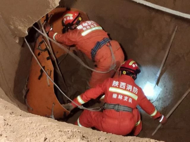21小时生死大营救 9.24神木消防深井坍塌事故救援行动(图16) 21小时生死大营救 9.24神木消防深井坍塌事故救援行动(图16)