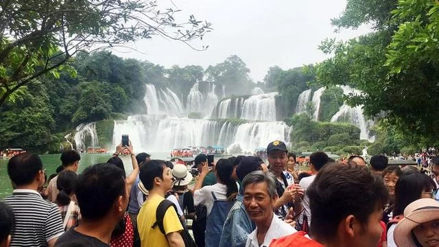 德天跨国瀑布:国庆不夜天迎客(图2) 德天跨国瀑布:国庆不夜天迎客(图2)