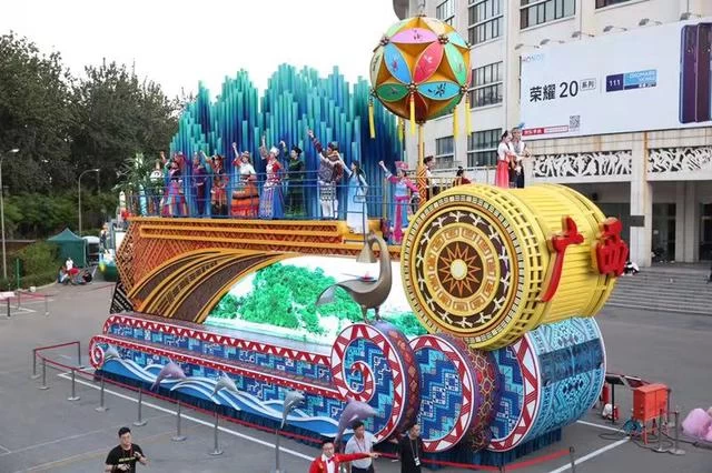 “壮美广西”彩车传递壮乡心声(图5) “壮美广西”彩车传递壮乡心声(图5)