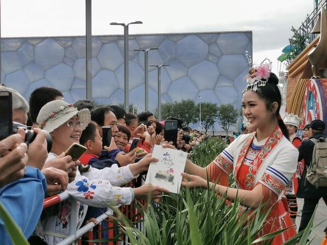 “心随彩车到壮乡”——各地群众热议国庆70周年广西彩车(图6)