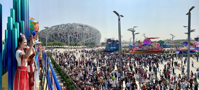 “心随彩车到壮乡”——各地群众热议国庆70周年广西彩车(图7)