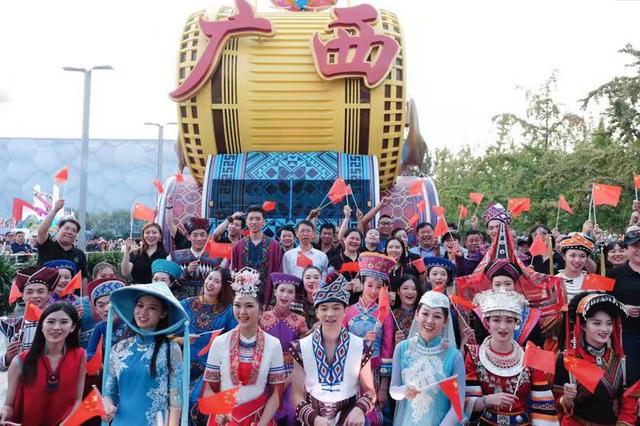 “心随彩车到壮乡”——各地群众热议国庆70周年广西彩车(图1)