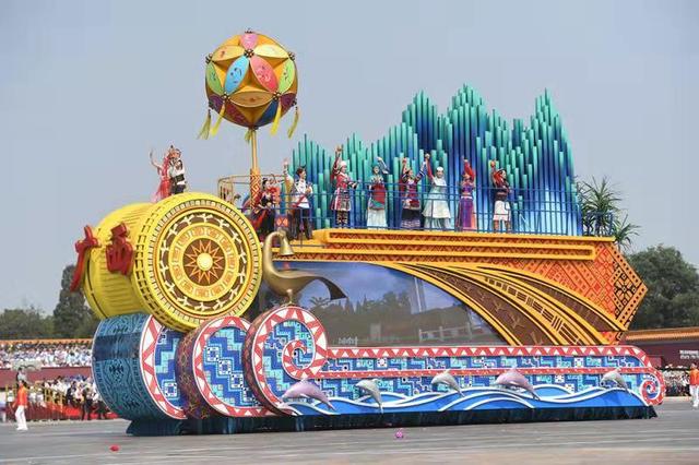 “心随彩车到壮乡”——各地群众热议国庆70周年广西彩车(图3)