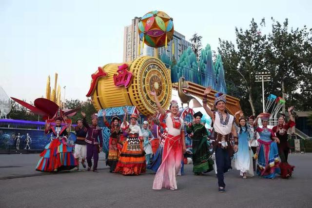 “心随彩车到壮乡”——各地群众热议国庆70周年广西彩车(图5)