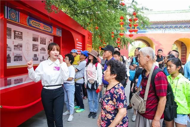 聚焦时代变迁,“大国轴线”主题展览在天坛公园举办(图1) 聚焦时代变迁,“大国轴线”主题展览在天坛公园举办(图1)