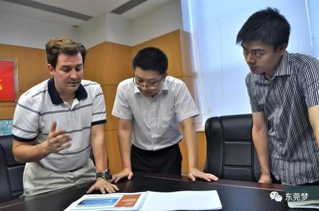 来自哥伦比亚的"高飞先生",热忱为东莞纠正英文路标(图2) 来自哥伦比亚的"高飞先生",热忱为东莞纠正英文路标(图2)