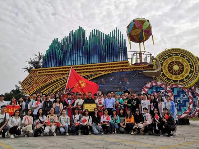 “壮美广西”彩车荣归故里(图3)