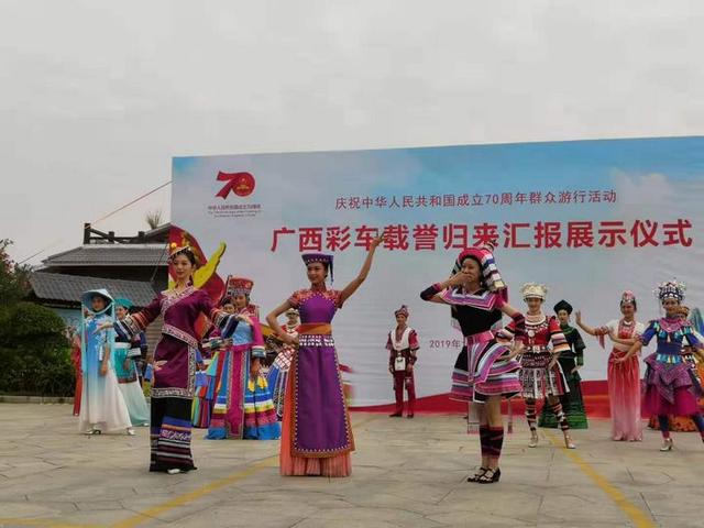 “壮美广西”彩车荣归故里(图2)