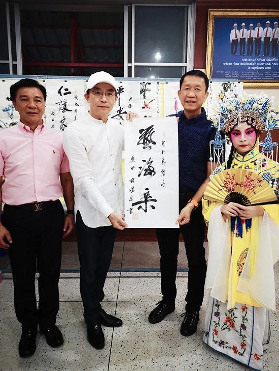 “广西小小刘三姐”林美伊与广西梢丽组合联袂唱响泰国乌隆府(图2) “广西小小刘三姐”林美伊与广西梢丽组合联袂唱响泰国乌隆府(图2)