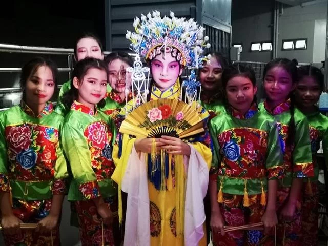 “广西小小刘三姐”林美伊与广西梢丽组合联袂唱响泰国乌隆府(图1) “广西小小刘三姐”林美伊与广西梢丽组合联袂唱响泰国乌隆府(图1)