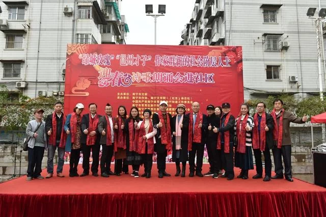 书香诗韵进社区 诗歌诵读迎新春(图1) 书香诗韵进社区 诗歌诵读迎新春(图1)