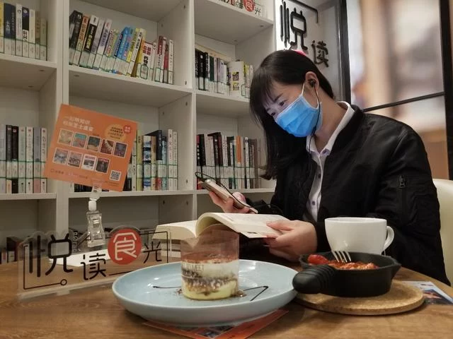 携手三联中读,北京必胜客"悦读食光"餐厅融入"听得见的芝士"(图3) 携手三联中读,北京必胜客"悦读食光"餐厅融入"听得见的芝士"(图3)