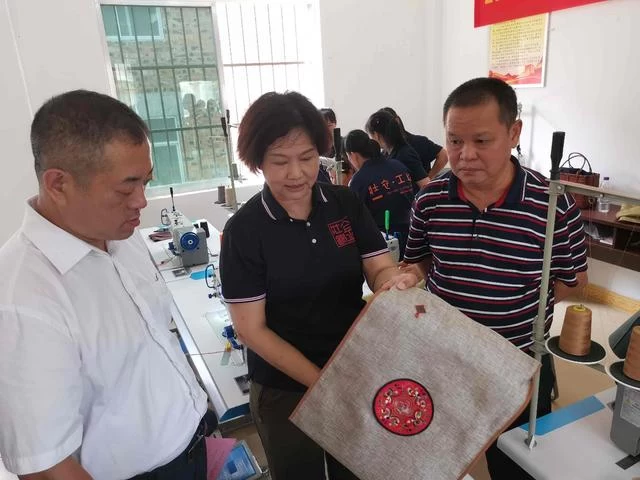 广西南宁:壮衣工坊奏扶贫新曲(图1) 广西南宁:壮衣工坊奏扶贫新曲(图1)
