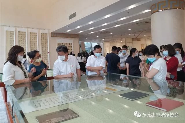 翰墨飘香,巾帼风采——东莞市第三届妇女书法篆刻展在市工人文化宫开幕(图3) 翰墨飘香,巾帼风采——东莞市第三届妇女书法篆刻展在市工人文化宫开幕(图3)