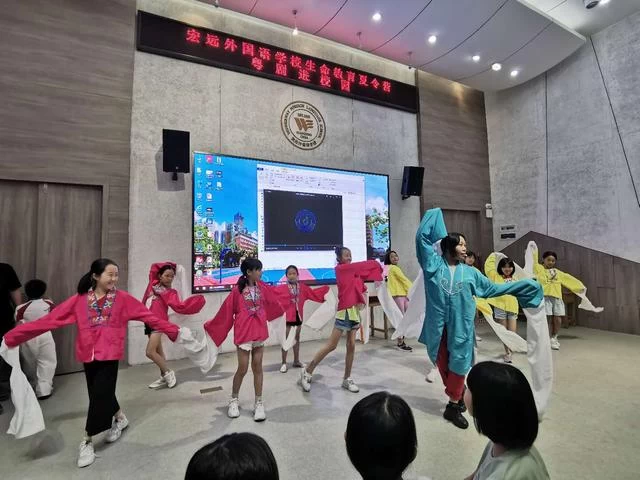 粤剧进校园,小学生欢欣体验"一堂水袖演千万事"(图1) 粤剧进校园,小学生欢欣体验"一堂水袖演千万事"(图1)