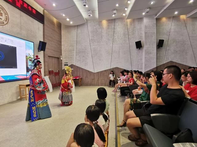 粤剧进校园,小学生欢欣体验"一堂水袖演千万事"(图5) 粤剧进校园,小学生欢欣体验"一堂水袖演千万事"(图5)