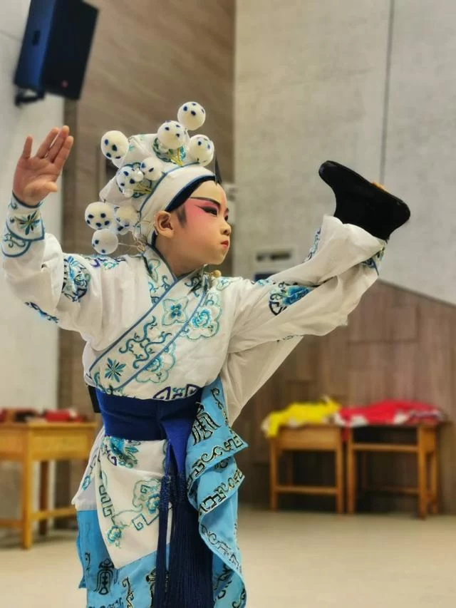 粤剧进校园,小学生欢欣体验"一堂水袖演千万事"(图4) 粤剧进校园,小学生欢欣体验"一堂水袖演千万事"(图4)