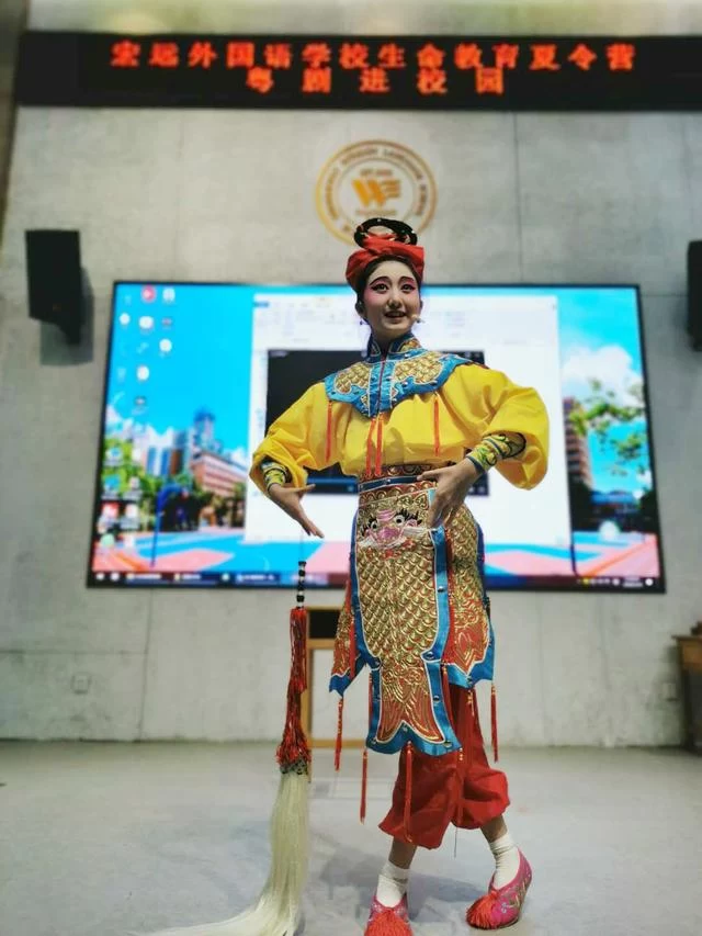 粤剧进校园,小学生欢欣体验"一堂水袖演千万事"(图3) 粤剧进校园,小学生欢欣体验"一堂水袖演千万事"(图3)