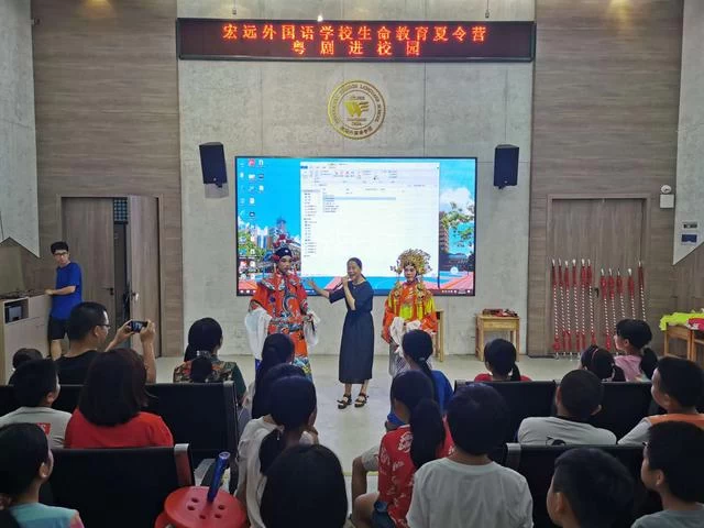 粤剧进校园,小学生欢欣体验"一堂水袖演千万事"(图2) 粤剧进校园,小学生欢欣体验"一堂水袖演千万事"(图2)