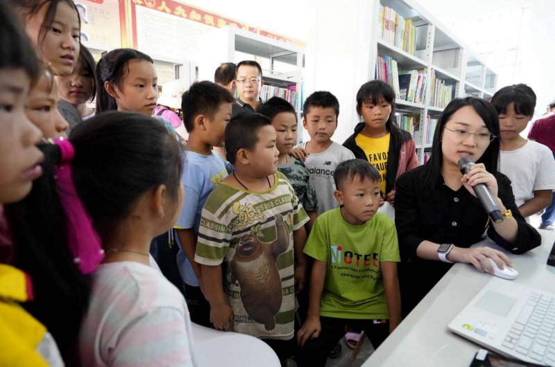 深圳少儿图书馆办到壮乡山区——深圳对口援建广西都安瑶族自治县隆麻村图书馆开馆(图3)