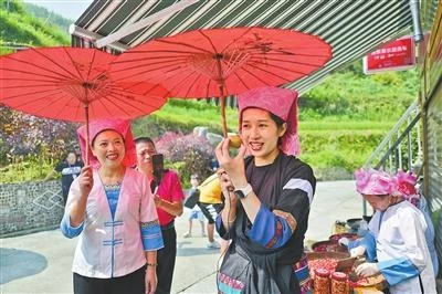 马海“晒秋”美 直播助农忙(图1) 马海“晒秋”美 直播助农忙(图1)
