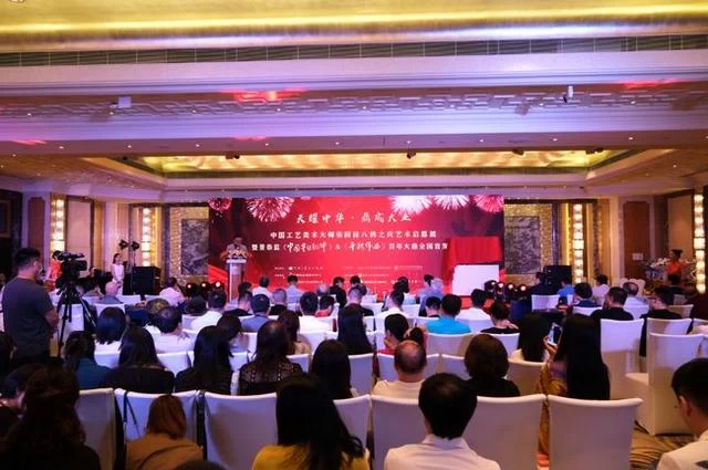张同禄大师新作景泰蓝《中国牛转乾坤》和《千秋伟业》百年大鼎在京首发(图1) 张同禄大师新作景泰蓝《中国牛转乾坤》和《千秋伟业》百年大鼎在京首发(图1)