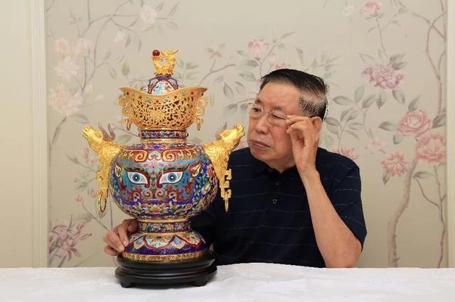 张同禄大师新作景泰蓝《中国牛转乾坤》和《千秋伟业》百年大鼎在京首发(图4) 张同禄大师新作景泰蓝《中国牛转乾坤》和《千秋伟业》百年大鼎在京首发(图4)